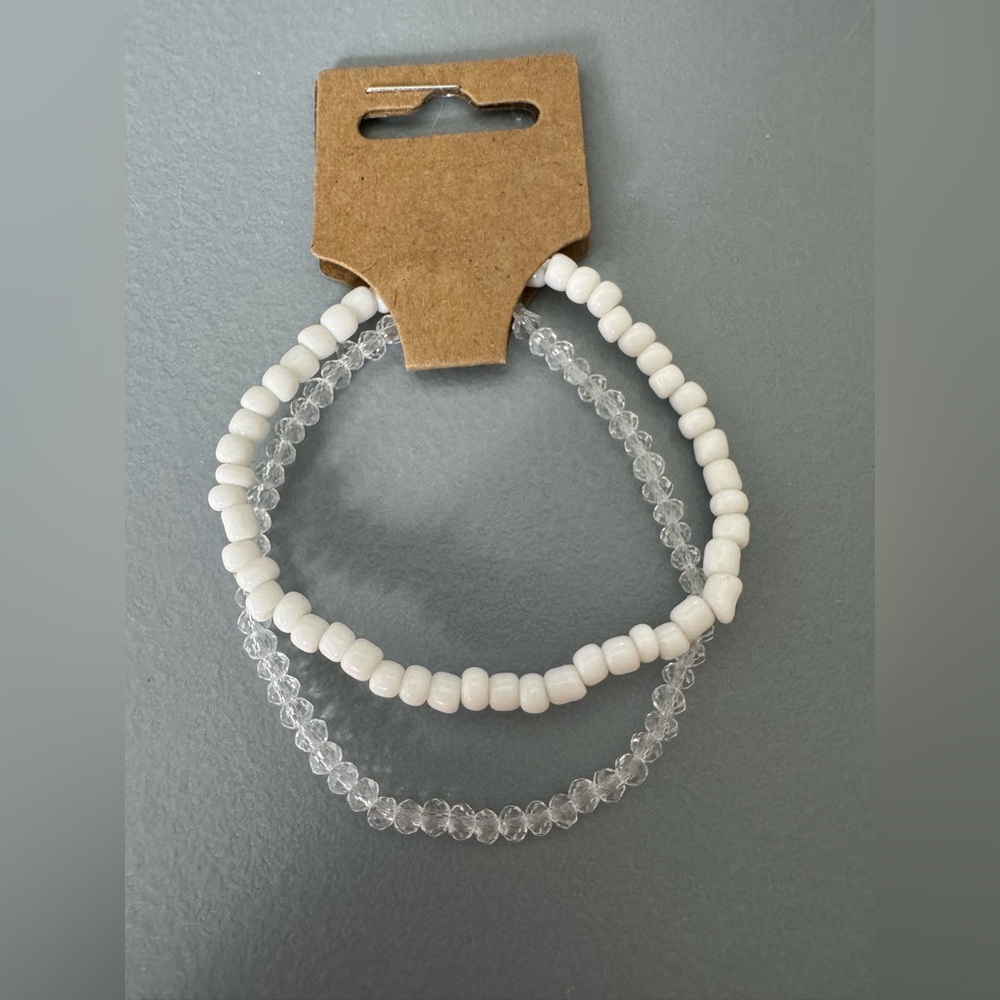 🛍️ any 5 items for $15 🛍️ White and Clear glass Beaded Bracelets